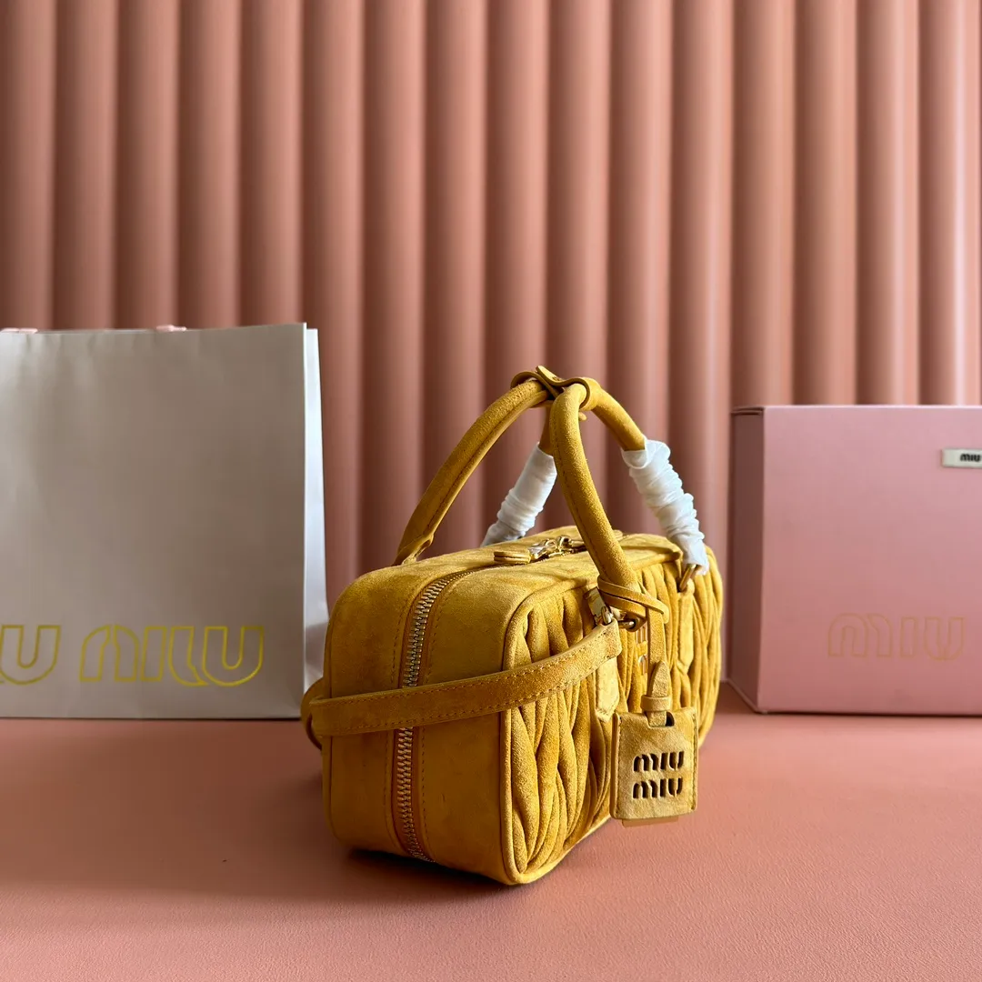 💋💋💋p1800【Premium hardware original leather】Arcadie nubuck leather medium (27cm) bowling handbag/crossbody bag~ This Arcadic handbag demonstrates the unique concept that instant fashion is a tool that translates the reflection of reality into material form. The letter logo that complements the finish of the metal hardware accessories is exquisitely crafted and demonstrates a highly recognizable classic style. Dynamic and elegant lines with adjustable and detachable shoulder straps present a practical and versatile design with modern charm. ～Detachable and adjustable shoulder strap ～Zipper closure ～Painted metal letter logo on the front ～Lined with zippered pocket ～Comes with foot studs Size: W27×H12×D9cm No.: 5BB148