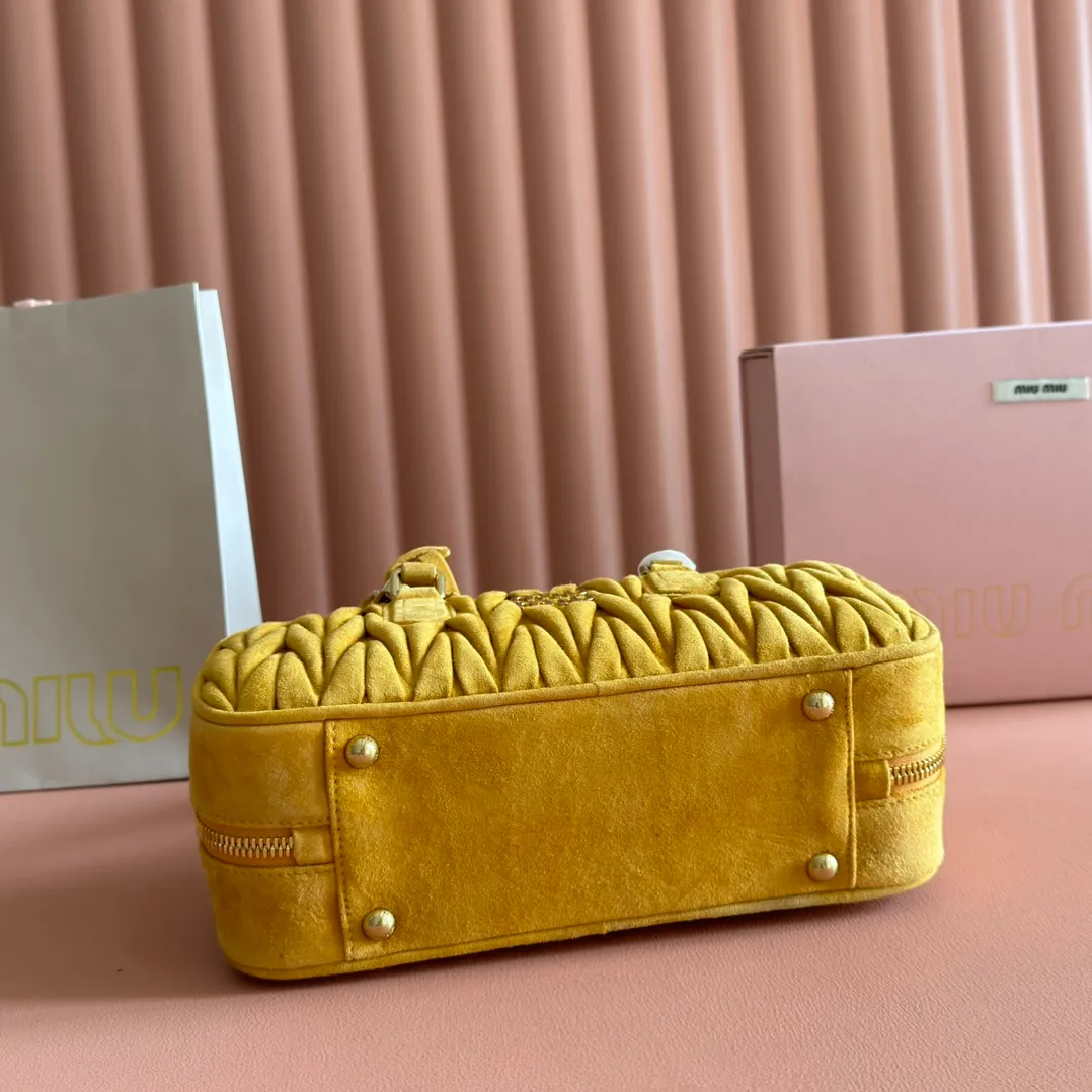 💋💋💋p1800【Premium hardware original leather】Arcadie nubuck leather medium (27cm) bowling handbag/crossbody bag~ This Arcadic handbag demonstrates the unique concept that instant fashion is a tool that translates the reflection of reality into material form. The letter logo that complements the finish of the metal hardware accessories is exquisitely crafted and demonstrates a highly recognizable classic style. Dynamic and elegant lines with adjustable and detachable shoulder straps present a practical and versatile design with modern charm. ～Detachable and adjustable shoulder strap ～Zipper closure ～Painted metal letter logo on the front ～Lined with zippered pocket ～Comes with foot studs Size: W27×H12×D9cm No.: 5BB148