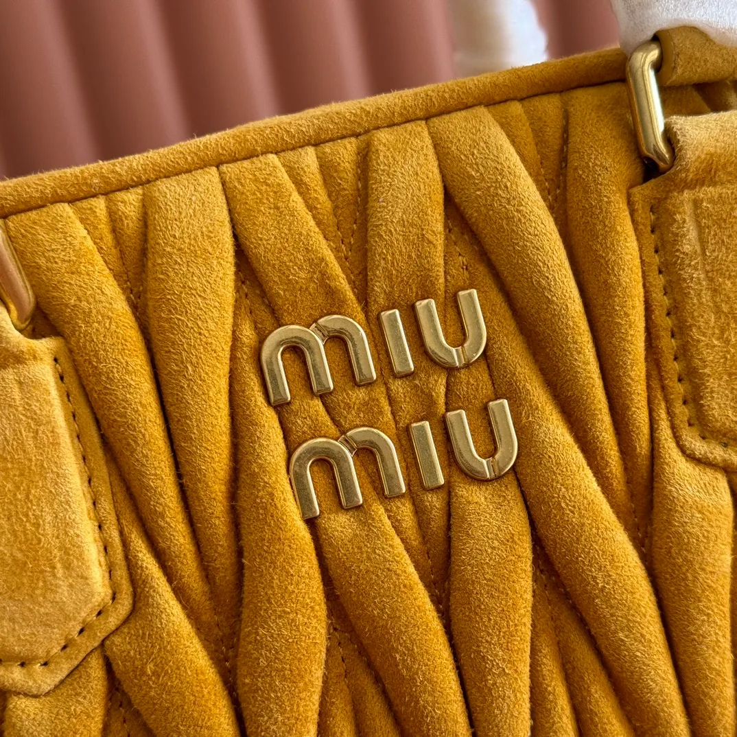 💋💋💋p1800【Premium hardware original leather】Arcadie nubuck leather medium (27cm) bowling handbag/crossbody bag~ This Arcadic handbag demonstrates the unique concept that instant fashion is a tool that translates the reflection of reality into material form. The letter logo that complements the finish of the metal hardware accessories is exquisitely crafted and demonstrates a highly recognizable classic style. Dynamic and elegant lines with adjustable and detachable shoulder straps present a practical and versatile design with modern charm. ～Detachable and adjustable shoulder strap ～Zipper closure ～Painted metal letter logo on the front ～Lined with zippered pocket ～Comes with foot studs Size: W27×H12×D9cm No.: 5BB148