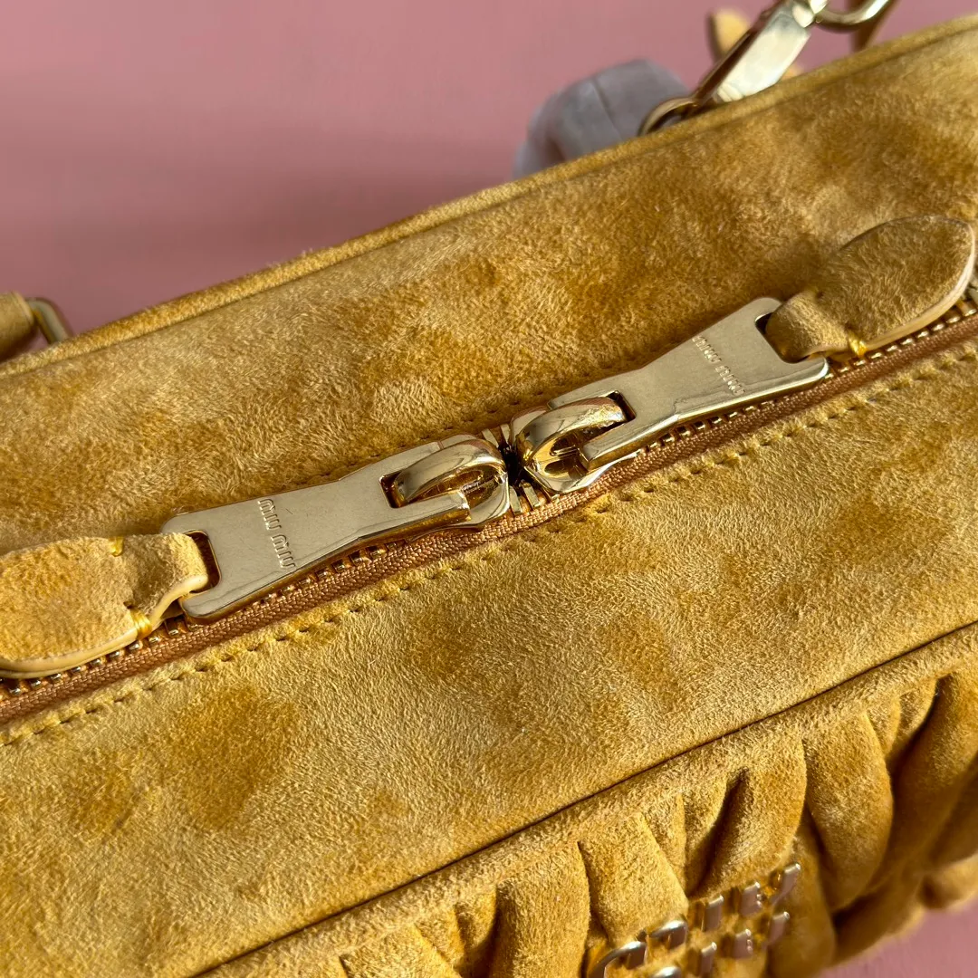 💋💋💋p1800【Premium hardware original leather】Arcadie nubuck leather medium (27cm) bowling handbag/crossbody bag~ This Arcadic handbag demonstrates the unique concept that instant fashion is a tool that translates the reflection of reality into material form. The letter logo that complements the finish of the metal hardware accessories is exquisitely crafted and demonstrates a highly recognizable classic style. Dynamic and elegant lines with adjustable and detachable shoulder straps present a practical and versatile design with modern charm. ～Detachable and adjustable shoulder strap ～Zipper closure ～Painted metal letter logo on the front ～Lined with zippered pocket ～Comes with foot studs Size: W27×H12×D9cm No.: 5BB148