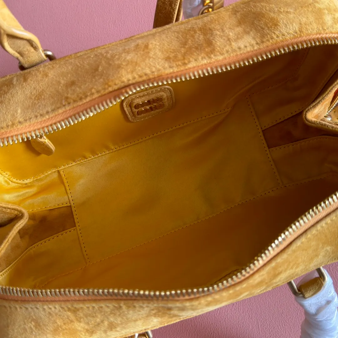💋💋💋p1800【Premium hardware original leather】Arcadie nubuck leather medium (27cm) bowling handbag/crossbody bag~ This Arcadic handbag demonstrates the unique concept that instant fashion is a tool that translates the reflection of reality into material form. The letter logo that complements the finish of the metal hardware accessories is exquisitely crafted and demonstrates a highly recognizable classic style. Dynamic and elegant lines with adjustable and detachable shoulder straps present a practical and versatile design with modern charm. ～Detachable and adjustable shoulder strap ～Zipper closure ～Painted metal letter logo on the front ～Lined with zippered pocket ～Comes with foot studs Size: W27×H12×D9cm No.: 5BB148
