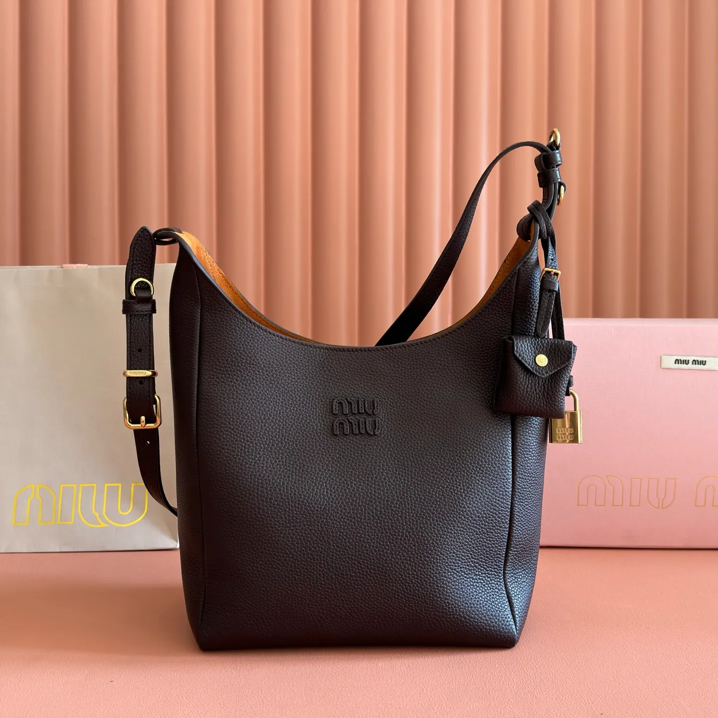 p1700💋💋💋【Special grade hardware original leather configuration counter full set packaging】25ss autumn and winter Isetan limited series Hobo's Isetan limited series, which is still indispensable in autumn and winter, has occupied a place in the fashion circle! The new Hobo bag has a unique design. The leather is soft and the grain is more wear-resistant and durable. The slender bag body increases the storage capacity. The adjustable shoulder strap supports one-shoulder cross-body wear. You can adjust it at will without worrying about height and weight. The bag is also equipped with a card holder padlock to increase the overall fashion sense. The multi-layer suction buckle design inside is strong and safe, suitable for commuting and travel✈️ Size: W23×H32×D12cm No.: 5BB098
