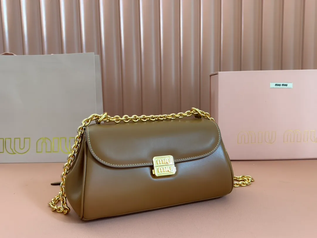 p1800💋💋💋【Original leather configuration counter packaging】MiuM's new baguette bag, this shoulder bag continues the classic design, using lightweight padded leather design, unique, top-grade calfskin material, with elegant front flap and adjustable metal shoulder straps, various styles, exquisite and elegant, casual and lazy, daily casual, work and commuting, looks good no matter what. Model: 5bd266. Size: 24X13.5X9cm