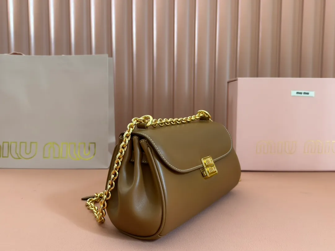 p1800💋💋💋【Original leather configuration counter packaging】MiuM's new baguette bag, this shoulder bag continues the classic design, using lightweight padded leather design, unique, top-grade calfskin material, with elegant front flap and adjustable metal shoulder straps, various styles, exquisite and elegant, casual and lazy, daily casual, work and commuting, looks good no matter what. Model: 5bd266. Size: 24X13.5X9cm