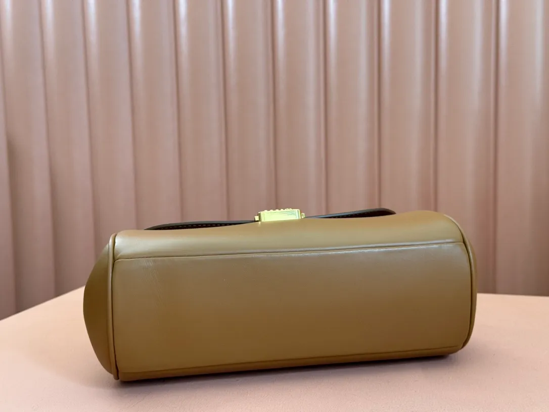 p1800💋💋💋【Original leather configuration counter packaging】MiuM's new baguette bag, this shoulder bag continues the classic design, using lightweight padded leather design, unique, top-grade calfskin material, with elegant front flap and adjustable metal shoulder straps, various styles, exquisite and elegant, casual and lazy, daily casual, work and commuting, looks good no matter what. Model: 5bd266. Size: 24X13.5X9cm