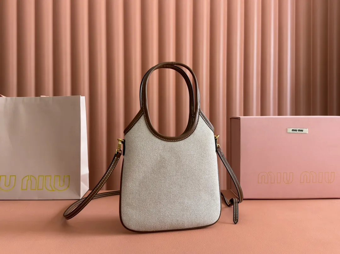 p1140💋💋💋【Equipped with full set of counter packaging and premium hardware original leather】IVY cow leather tote bag small handbag/crossbody bag~ This cowhide leather tote bag is decorated with metal details brand letter logo, showing classic style and very recognizable. Size: W20×H24cm No./5BA281