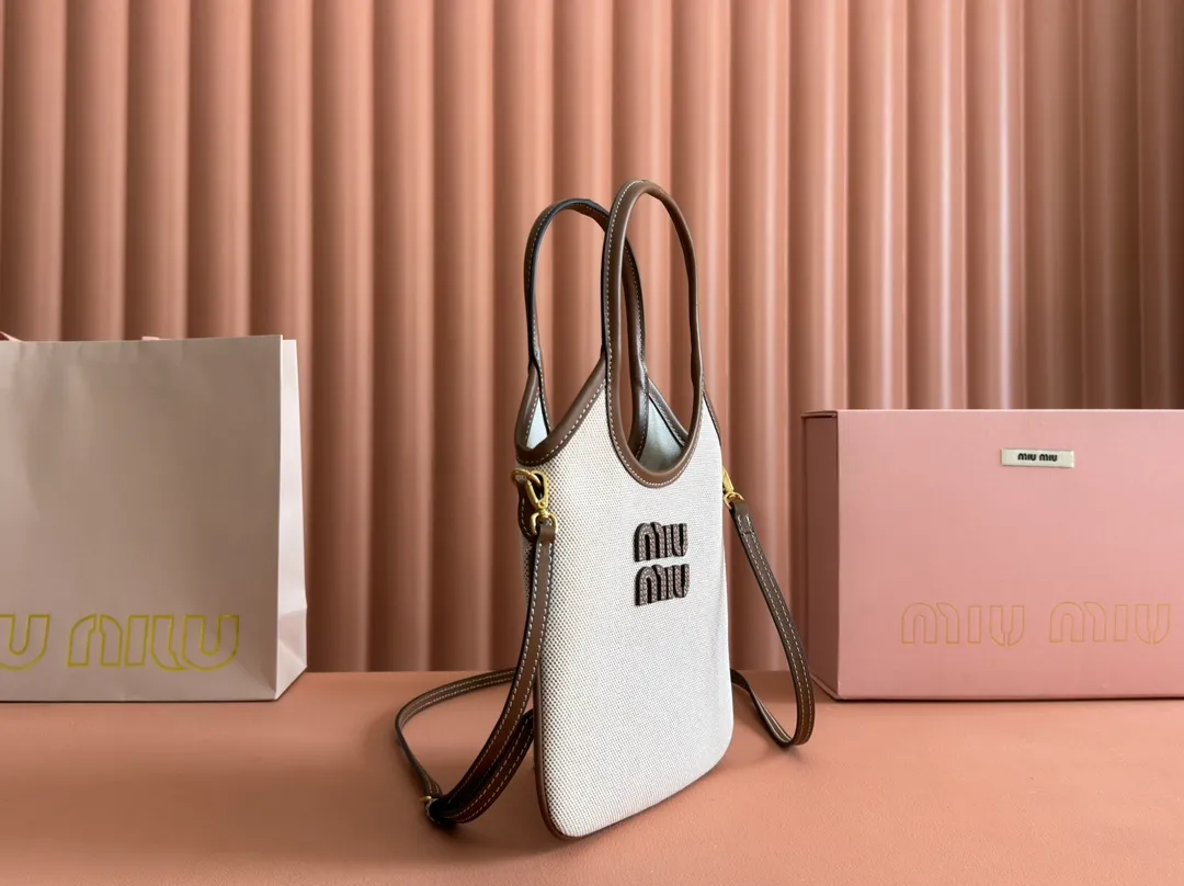 p1140💋💋💋【Equipped with full set of counter packaging and premium hardware original leather】IVY cow leather tote bag small handbag/crossbody bag~ This cowhide leather tote bag is decorated with metal details brand letter logo, showing classic style and very recognizable. Size: W20×H24cm No./5BA281