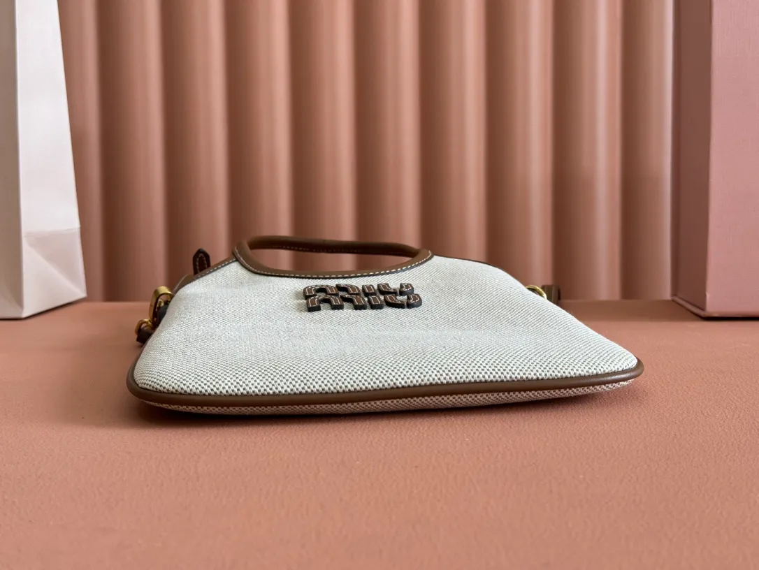 p1140💋💋💋【Equipped with full set of counter packaging and premium hardware original leather】IVY cow leather tote bag small handbag/crossbody bag~ This cowhide leather tote bag is decorated with metal details brand letter logo, showing classic style and very recognizable. Size: W20×H24cm No./5BA281