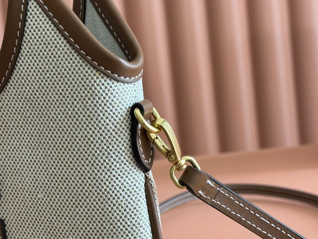 p1140💋💋💋【Equipped with full set of counter packaging and premium hardware original leather】IVY cow leather tote bag small handbag/crossbody bag~ This cowhide leather tote bag is decorated with metal details brand letter logo, showing classic style and very recognizable. Size: W20×H24cm No./5BA281