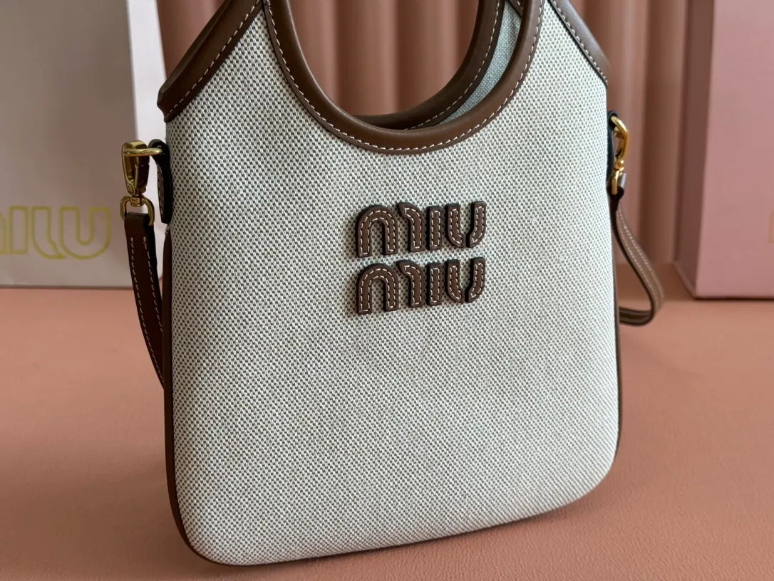 p1140💋💋💋【Equipped with full set of counter packaging and premium hardware original leather】IVY cow leather tote bag small handbag/crossbody bag~ This cowhide leather tote bag is decorated with metal details brand letter logo, showing classic style and very recognizable. Size: W20×H24cm No./5BA281