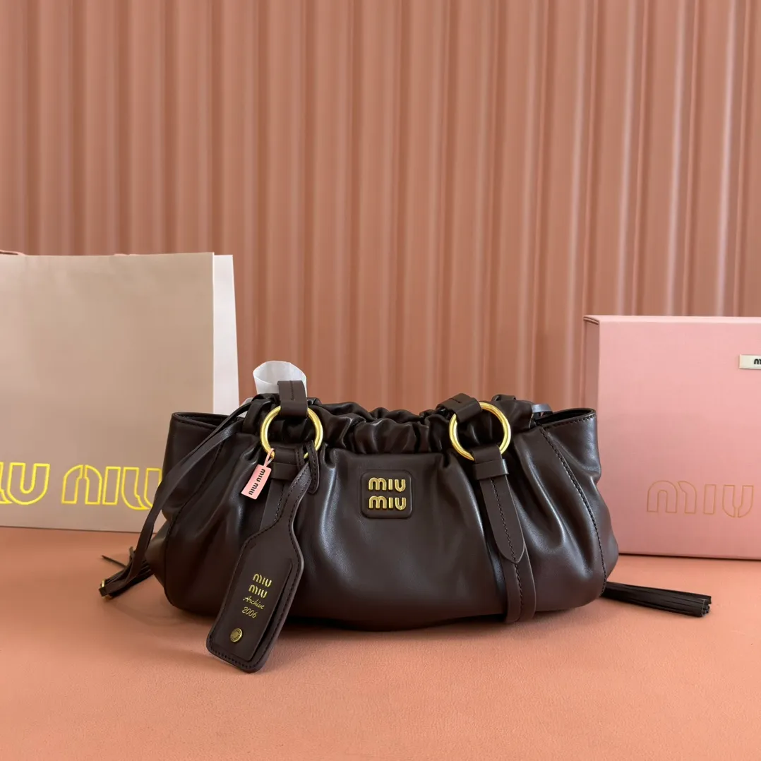p1720💋💋💋【Equipped with a full set of premium hardware at the counter and original leather】Joke Nappa sheep leather handbag～briar wood The new Joie is made of Nappa sheep leather and decorated with exquisite hangings and letter logos to increase brand recognition. Detachable charm, antiqued gold hardware, metal letter logo on front, magnetic fastening, lining and zipped pocket. Size: W32×H16×D10.5cm No.: 5BG306