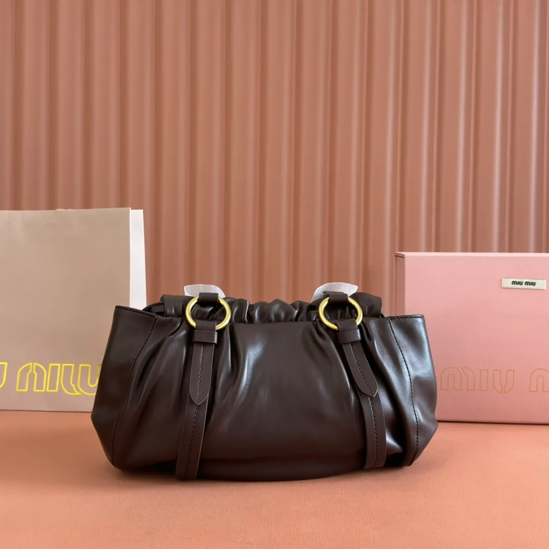 p1720💋💋💋【Equipped with a full set of premium hardware at the counter and original leather】Joke Nappa sheep leather handbag～briar wood The new Joie is made of Nappa sheep leather and decorated with exquisite hangings and letter logos to increase brand recognition. Detachable charm, antiqued gold hardware, metal letter logo on front, magnetic fastening, lining and zipped pocket. Size: W32×H16×D10.5cm No.: 5BG306