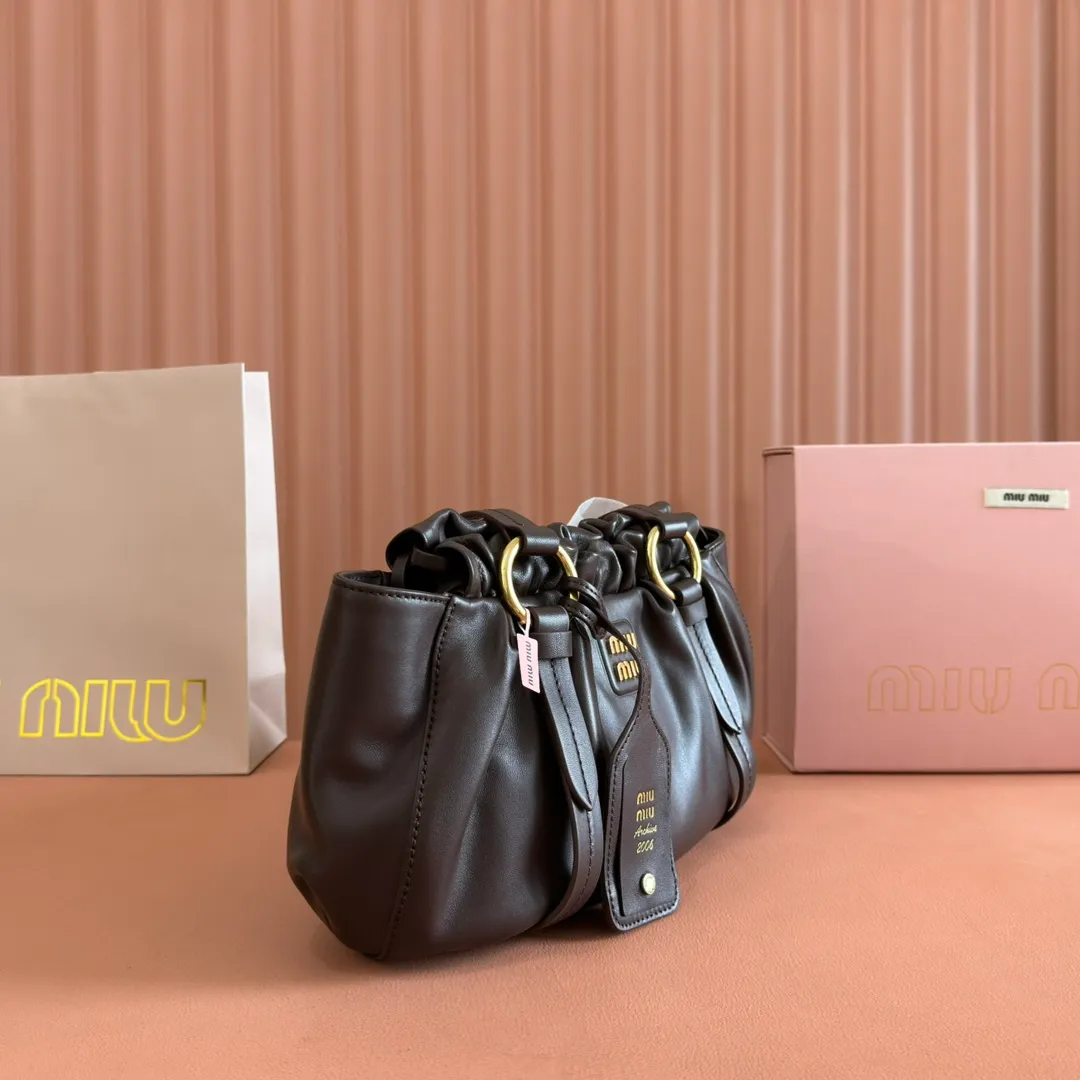 p1720💋💋💋【Equipped with a full set of premium hardware at the counter and original leather】Joke Nappa sheep leather handbag～briar wood The new Joie is made of Nappa sheep leather and decorated with exquisite hangings and letter logos to increase brand recognition. Detachable charm, antiqued gold hardware, metal letter logo on front, magnetic fastening, lining and zipped pocket. Size: W32×H16×D10.5cm No.: 5BG306