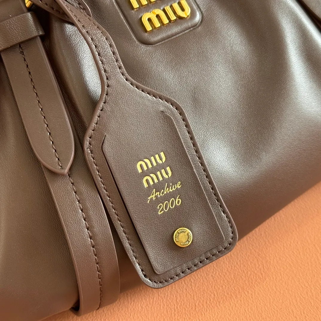 p1720💋💋💋【Equipped with a full set of premium hardware at the counter and original leather】Joke Nappa sheep leather handbag～briar wood The new Joie is made of Nappa sheep leather and decorated with exquisite hangings and letter logos to increase brand recognition. Detachable charm, antiqued gold hardware, metal letter logo on front, magnetic fastening, lining and zipped pocket. Size: W32×H16×D10.5cm No.: 5BG306