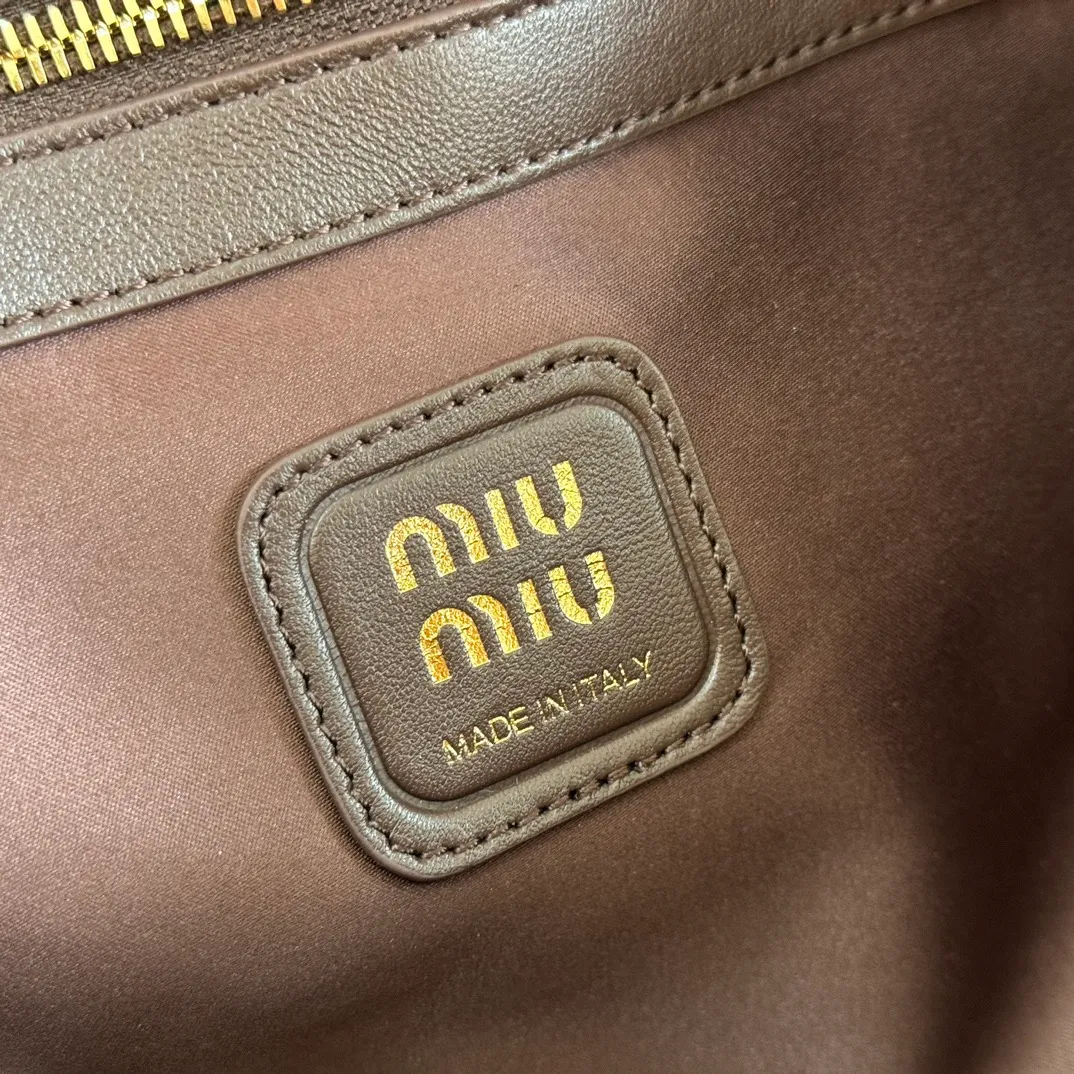 p1720💋💋💋【Equipped with a full set of premium hardware at the counter and original leather】Joke Nappa sheep leather handbag～briar wood The new Joie is made of Nappa sheep leather and decorated with exquisite hangings and letter logos to increase brand recognition. Detachable charm, antiqued gold hardware, metal letter logo on front, magnetic fastening, lining and zipped pocket. Size: W32×H16×D10.5cm No.: 5BG306