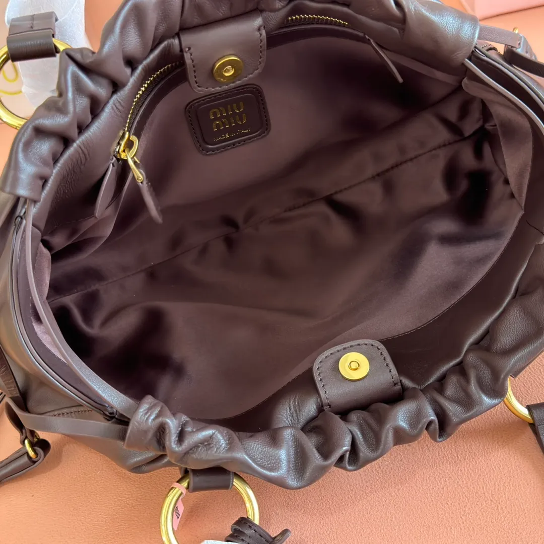 p1720💋💋💋【Equipped with a full set of premium hardware at the counter and original leather】Joke Nappa sheep leather handbag～briar wood The new Joie is made of Nappa sheep leather and decorated with exquisite hangings and letter logos to increase brand recognition. Detachable charm, antiqued gold hardware, metal letter logo on front, magnetic fastening, lining and zipped pocket. Size: W32×H16×D10.5cm No.: 5BG306