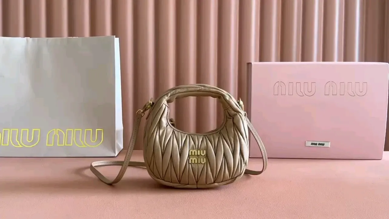 💋💋💋 Equipped with a full set of packaging at the counter [Super Grade Hardware Original Leather] Wander Matelasse Sheep Leather Hobo Mini Handbag/Crossbody Bag～Sheepskin Size: W17.5×H14×D5.5cm Number: 5BP156