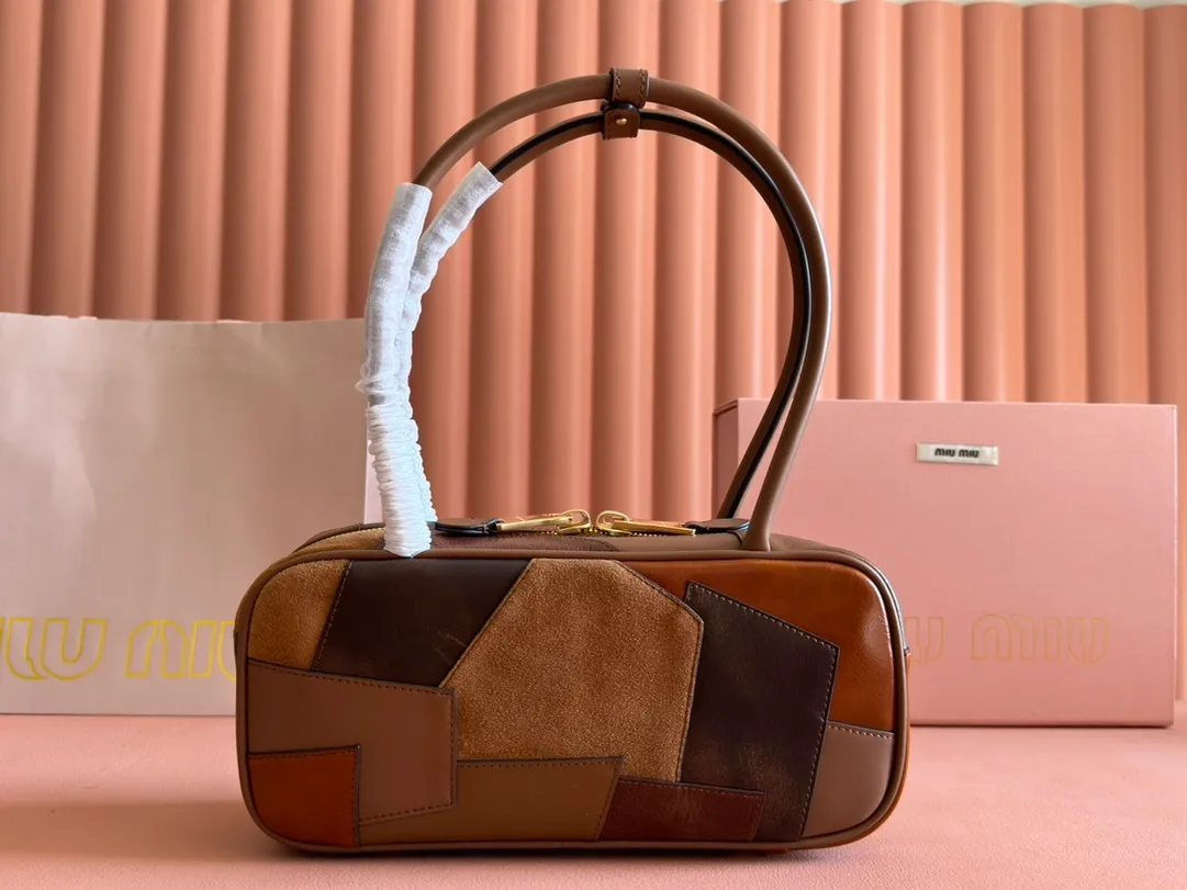 p1740💋💋💋【Premium hardware original leather】Beau cow leather and sheep leather patchwork handbag ~ handbag/shoulder bag ~ brown patchwork This Beau handbag presents a slightly retro style, while highlighting modern personality through patches. The letter logo highlights the brand's classic character. Size: W28×H15×D9cm Number: 5BB173 5BB147