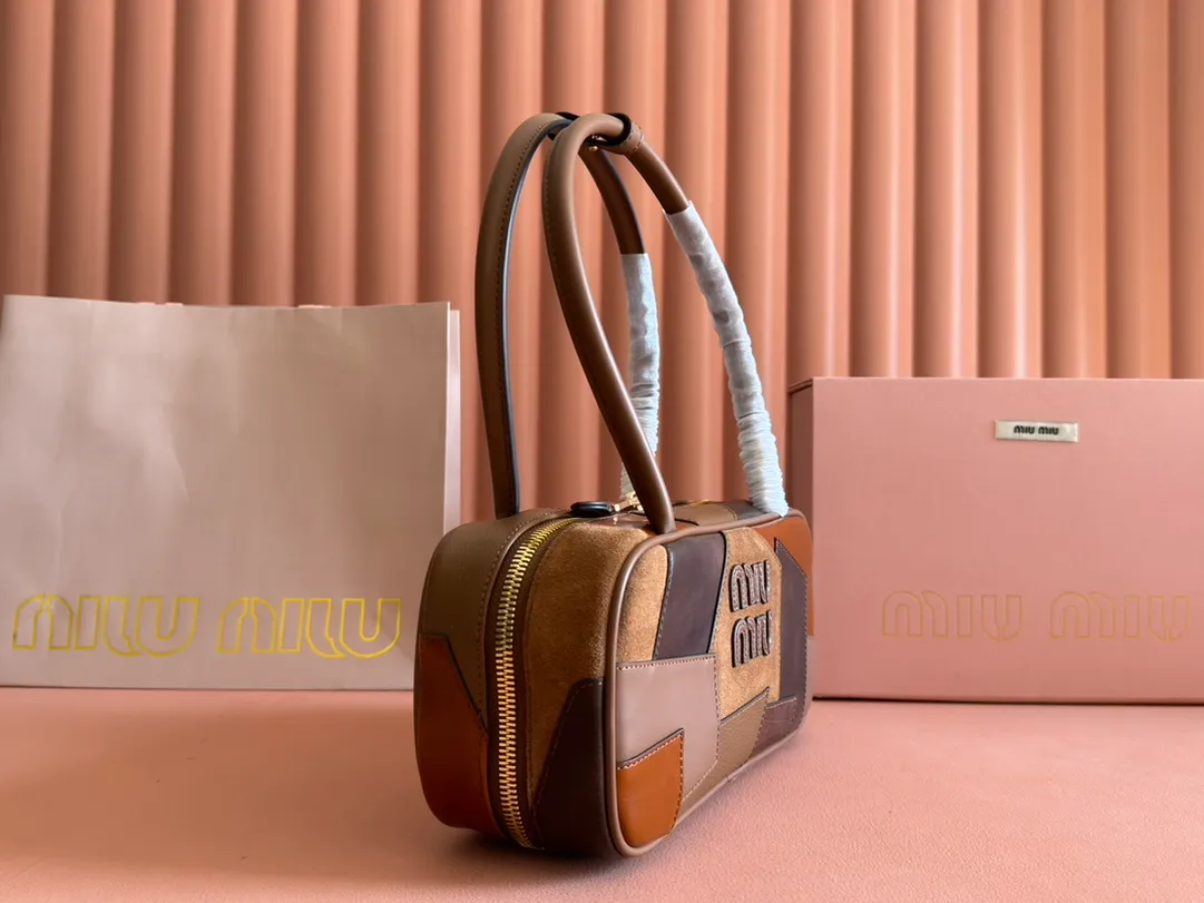 p1740💋💋💋【Premium hardware original leather】Beau cow leather and sheep leather patchwork handbag ~ handbag/shoulder bag ~ brown patchwork This Beau handbag presents a slightly retro style, while highlighting modern personality through patches. The letter logo highlights the brand's classic character. Size: W28×H15×D9cm Number: 5BB173 5BB147