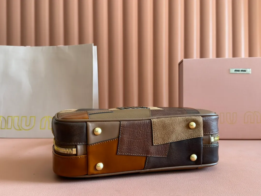 p1740💋💋💋【Premium hardware original leather】Beau cow leather and sheep leather patchwork handbag ~ handbag/shoulder bag ~ brown patchwork This Beau handbag presents a slightly retro style, while highlighting modern personality through patches. The letter logo highlights the brand's classic character. Size: W28×H15×D9cm Number: 5BB173 5BB147