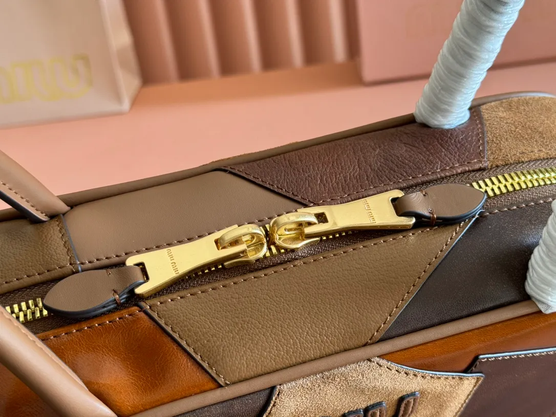 p1740💋💋💋【Premium hardware original leather】Beau cow leather and sheep leather patchwork handbag ~ handbag/shoulder bag ~ brown patchwork This Beau handbag presents a slightly retro style, while highlighting modern personality through patches. The letter logo highlights the brand's classic character. Size: W28×H15×D9cm Number: 5BB173 5BB147