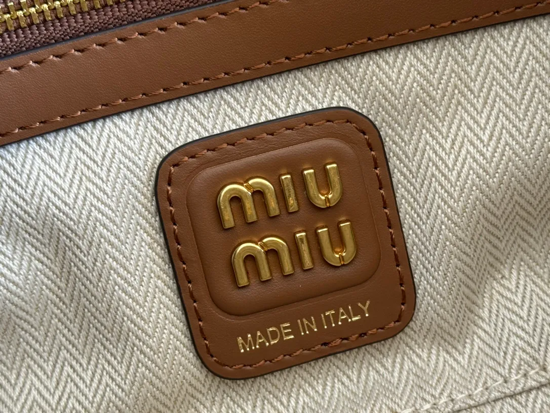p1740💋💋💋【Premium hardware original leather】Beau cow leather and sheep leather patchwork handbag ~ handbag/shoulder bag ~ brown patchwork This Beau handbag presents a slightly retro style, while highlighting modern personality through patches. The letter logo highlights the brand's classic character. Size: W28×H15×D9cm Number: 5BB173 5BB147