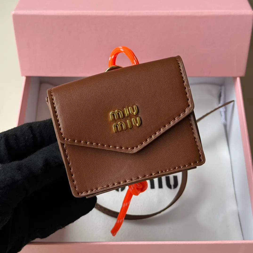 p400💋💋💋miumiu Miumiu cowhide key chain, counter synchronized, original customization, the most beautiful single product, full of high-end sense, the overall details are very surprising, elegant and fashionable, highlighting the French elegance.