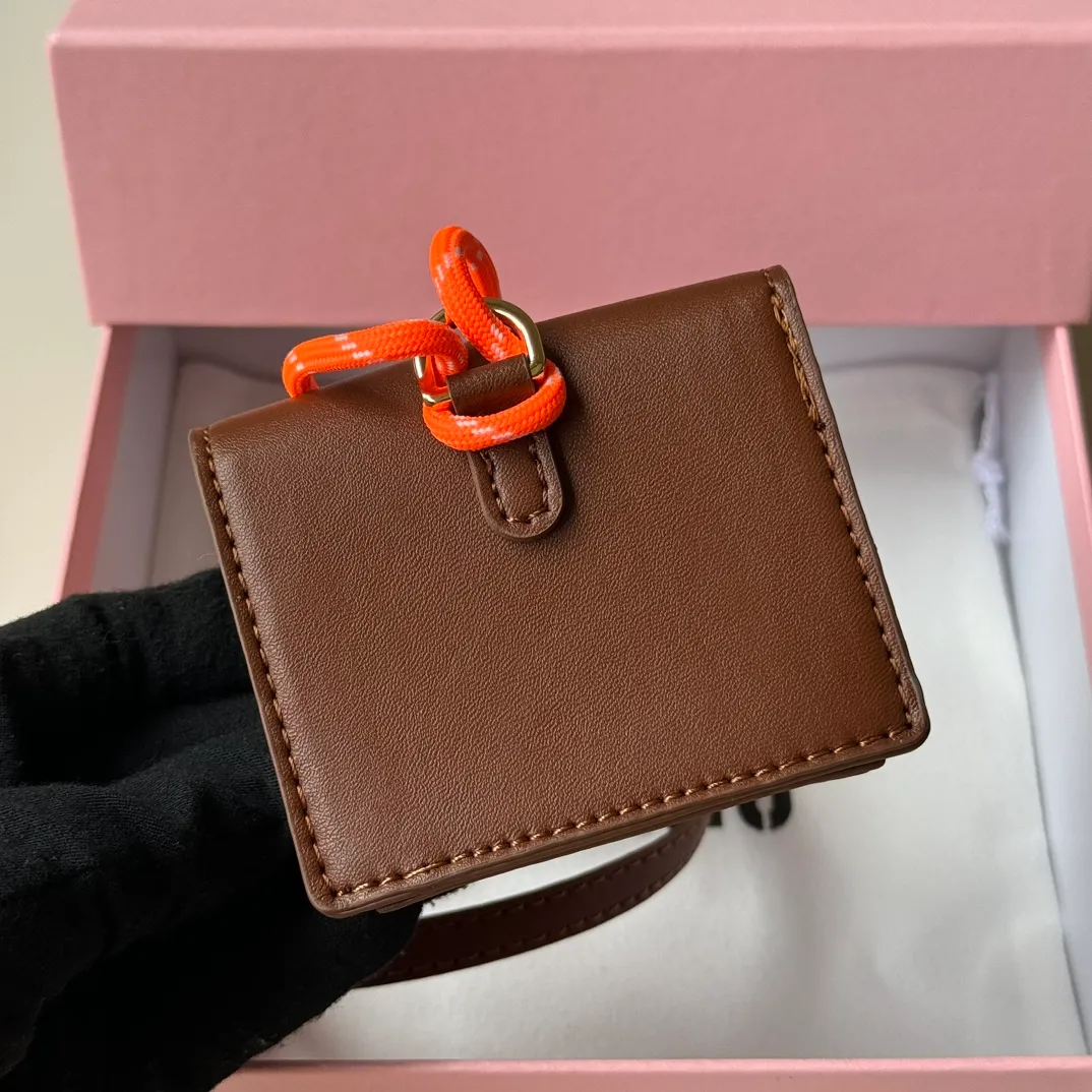 p400💋💋💋miumiu Miumiu cowhide key chain, counter synchronized, original customization, the most beautiful single product, full of high-end sense, the overall details are very surprising, elegant and fashionable, highlighting the French elegance.