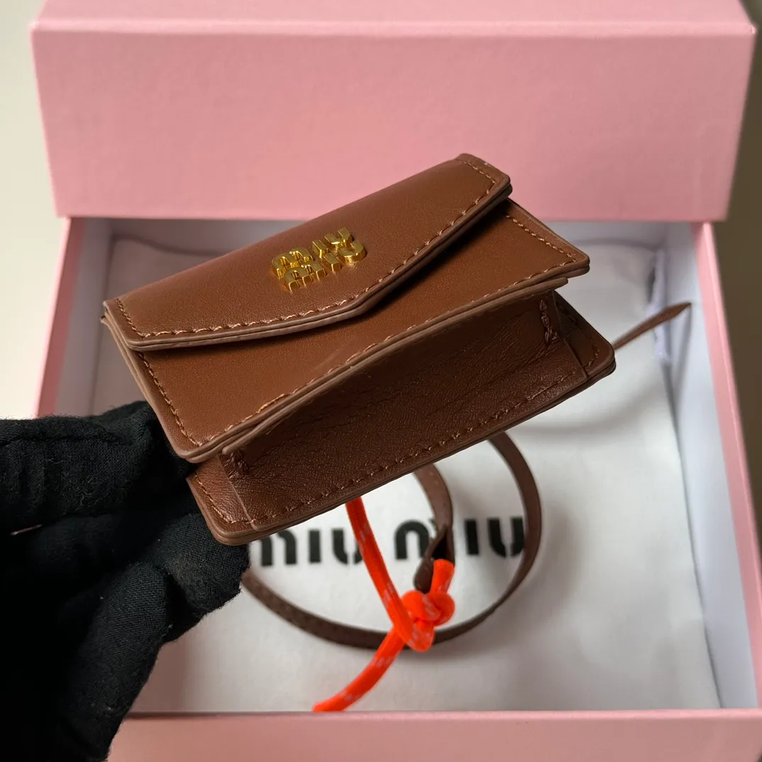 p400💋💋💋miumiu Miumiu cowhide key chain, counter synchronized, original customization, the most beautiful single product, full of high-end sense, the overall details are very surprising, elegant and fashionable, highlighting the French elegance.