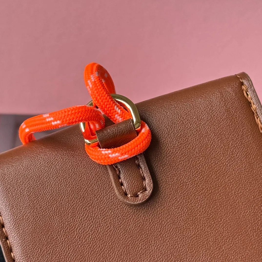 p400💋💋💋miumiu Miumiu cowhide key chain, counter synchronized, original customization, the most beautiful single product, full of high-end sense, the overall details are very surprising, elegant and fashionable, highlighting the French elegance.