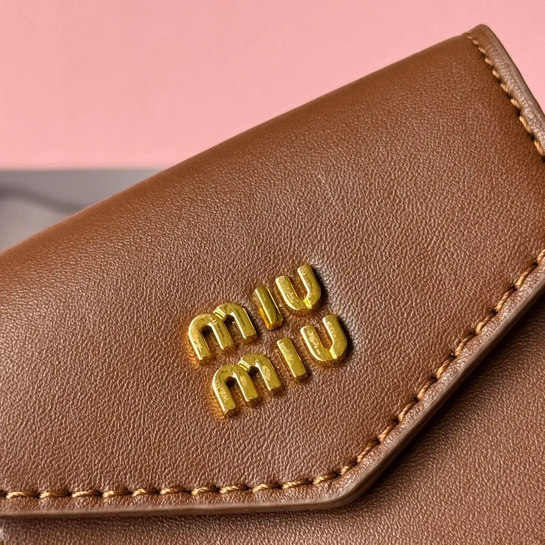 p400💋💋💋miumiu Miumiu cowhide key chain, counter synchronized, original customization, the most beautiful single product, full of high-end sense, the overall details are very surprising, elegant and fashionable, highlighting the French elegance.