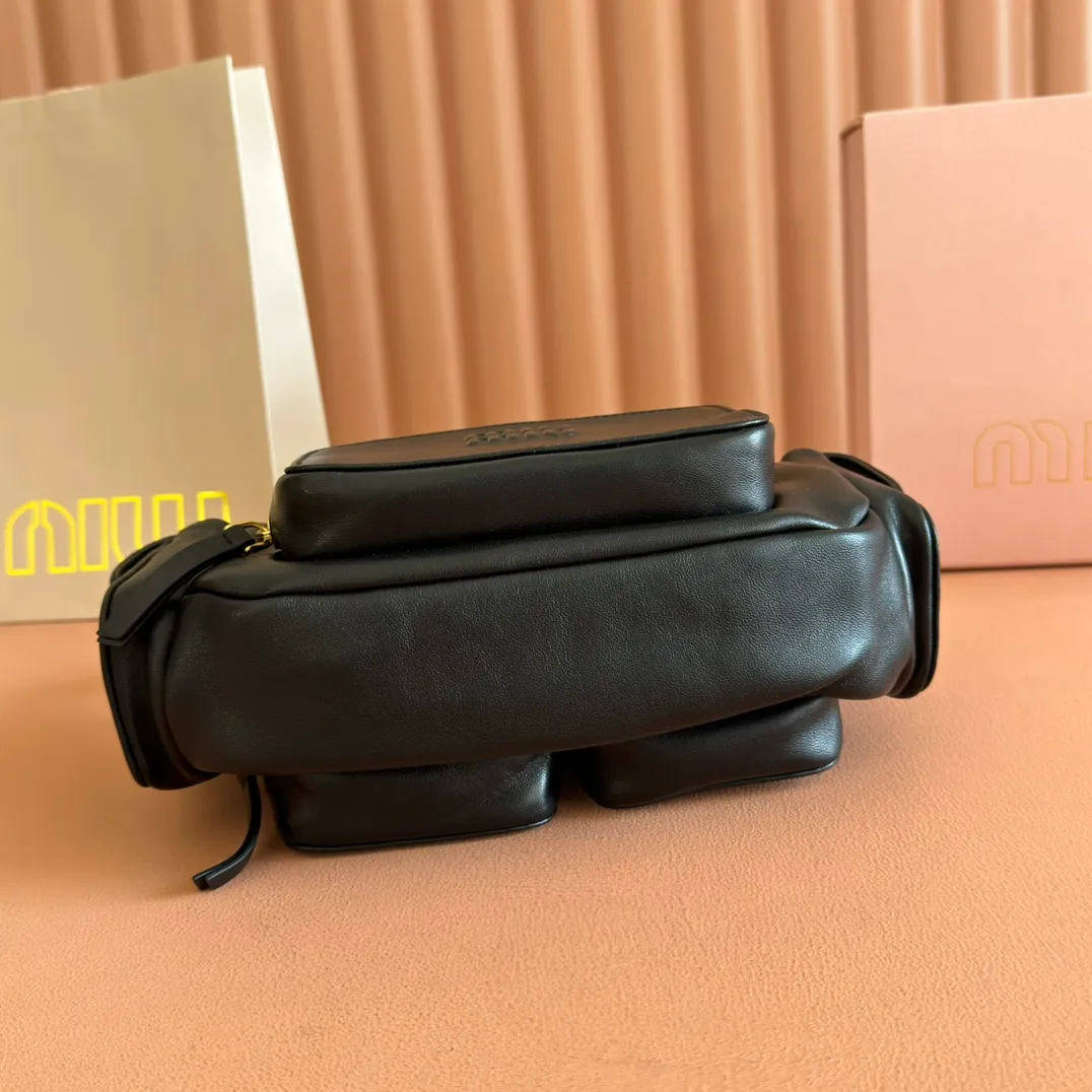 p1760💋💋💋 [Equipped with a full set of counter packaging, premium hardware and original leather] Sheep leather Hobo underarm bag ~ Retro, this Hobo underarm bag reveals a charming modern urban style. The multi-pocket design blurs the line between function and decoration, and the iconic lettering logo injects distinctive personality. Gold hardware adds sparkling style. Size: W21×H12×D6cm No.: 5BC146