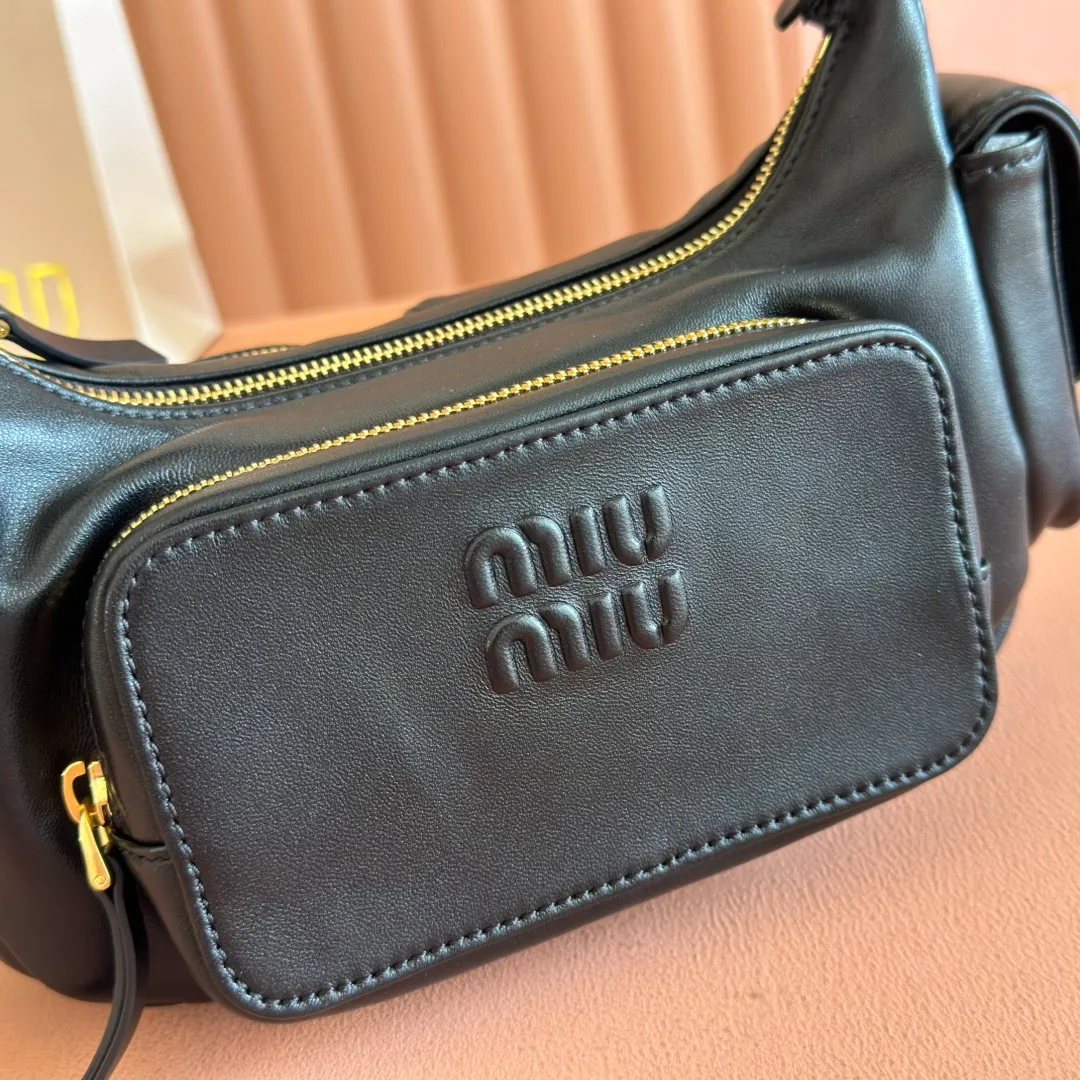 p1760💋💋💋 [Equipped with a full set of counter packaging, premium hardware and original leather] Sheep leather Hobo underarm bag ~ Retro, this Hobo underarm bag reveals a charming modern urban style. The multi-pocket design blurs the line between function and decoration, and the iconic lettering logo injects distinctive personality. Gold hardware adds sparkling style. Size: W21×H12×D6cm No.: 5BC146