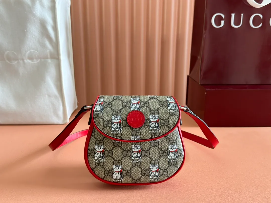 p880💋💋💋【Full set of counter packaging】Children's printed GG shoulder bag 814014 FAD5G Painter Naon Jeong draws inspiration from daily life and local culture to create interesting and nostalgic designs. She combines kitten prints and other fun patterns with the brand name to add color to the early spring 2025 children's collection. This children's shoulder bag is crafted from GG Supreme canvas with an all-over "what?" cat print. ·Beige and dark brown GG Supreme canvas ·Red Supreme canvas trim ·Naon Jeong illustration ·All-over "what?" kitten print ·Gucci embossed label ·Magnetic snap fastening ·16cm (width) x 15cm (height) x 2.5cm (depth) ·