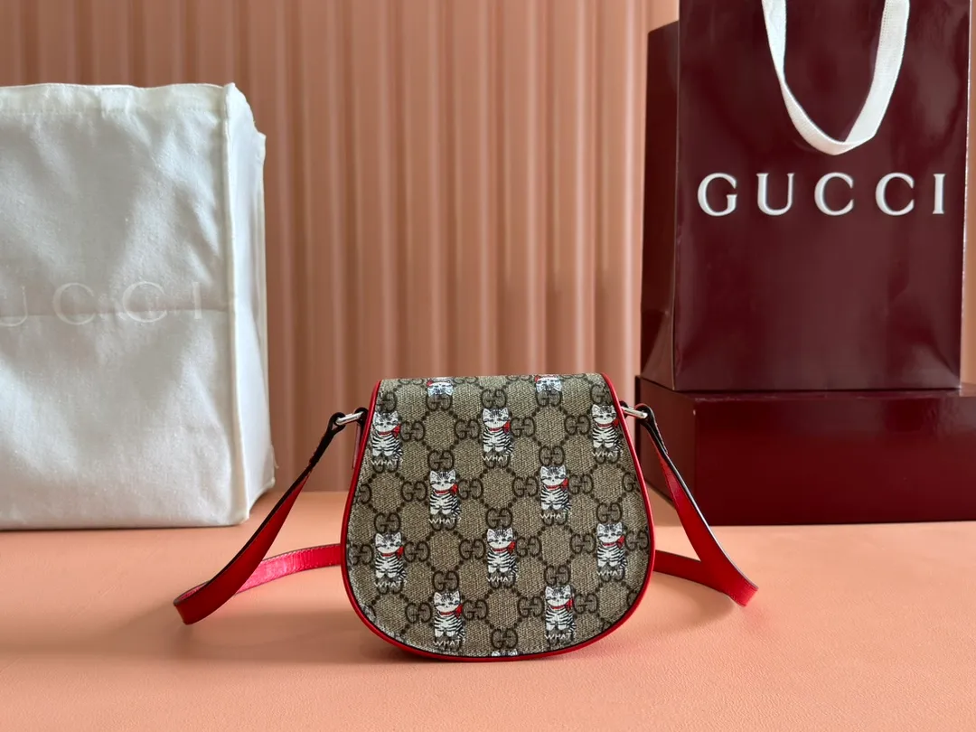 p880💋💋💋【Full set of counter packaging】Children's printed GG shoulder bag 814014 FAD5G Painter Naon Jeong draws inspiration from daily life and local culture to create interesting and nostalgic designs. She combines kitten prints and other fun patterns with the brand name to add color to the early spring 2025 children's collection. This children's shoulder bag is crafted from GG Supreme canvas with an all-over "what?" cat print. ·Beige and dark brown GG Supreme canvas ·Red Supreme canvas trim ·Naon Jeong illustration ·All-over "what?" kitten print ·Gucci embossed label ·Magnetic snap fastening ·16cm (width) x 15cm (height) x 2.5cm (depth) ·