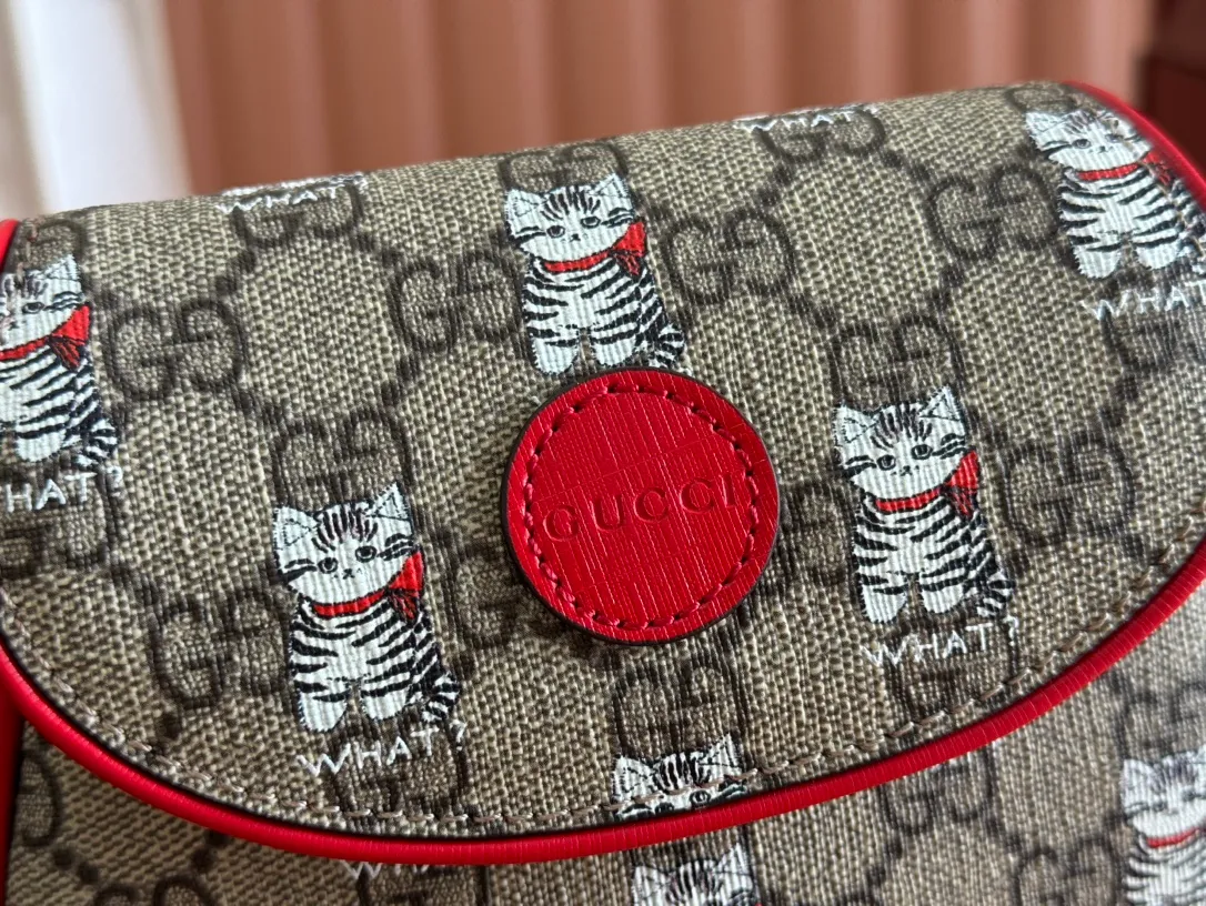 p880💋💋💋【Full set of counter packaging】Children's printed GG shoulder bag 814014 FAD5G Painter Naon Jeong draws inspiration from daily life and local culture to create interesting and nostalgic designs. She combines kitten prints and other fun patterns with the brand name to add color to the early spring 2025 children's collection. This children's shoulder bag is crafted from GG Supreme canvas with an all-over "what?" cat print. ·Beige and dark brown GG Supreme canvas ·Red Supreme canvas trim ·Naon Jeong illustration ·All-over "what?" kitten print ·Gucci embossed label ·Magnetic snap fastening ·16cm (width) x 15cm (height) x 2.5cm (depth) ·