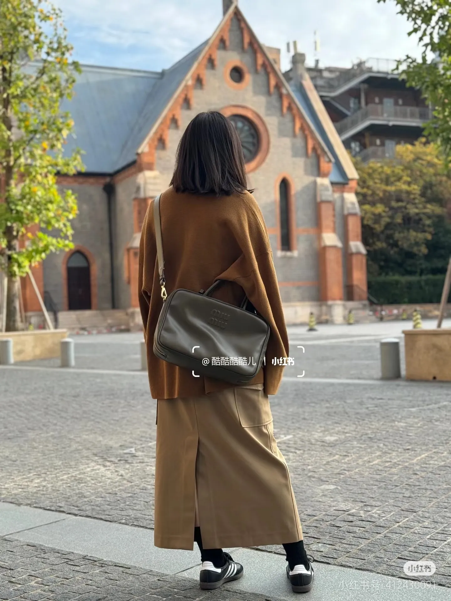 p2000. MIU new product [Original leather with counter packaging] Beau cow leather second generation handbag/with shoulder strap ~ Cognac color [New version briefcase] This Beau handbag is made of soft and smooth cow leather, with exquisite details such as gold-plated hardware and accessories, and the embossed letter logo highlights the classic style. Size:W34×H23×D10cm
