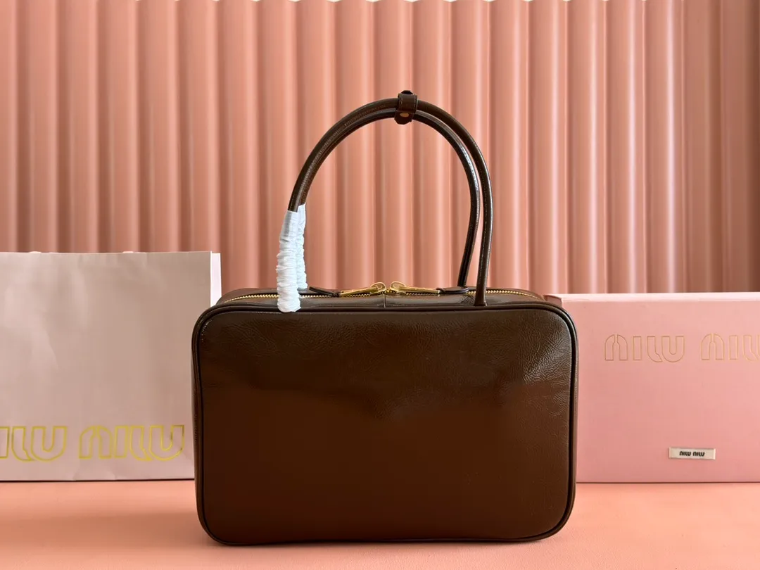 p1800 MIU new product [original leather with counter packaging] Beau cow leather second generation handbag/wrinkled patent leather [new version briefcase] 5bb117 This Beau handbag is made of soft and smooth cow leather, with exquisite details such as gold-plated hardware and accessories, and the embossed letter logo highlights the classic style. Size:W34×H23×D10cm