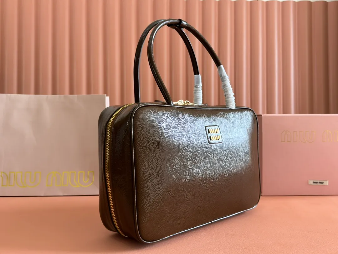 p1800 MIU new product [original leather with counter packaging] Beau cow leather second generation handbag/wrinkled patent leather [new version briefcase] 5bb117 This Beau handbag is made of soft and smooth cow leather, with exquisite details such as gold-plated hardware and accessories, and the embossed letter logo highlights the classic style. Size:W34×H23×D10cm