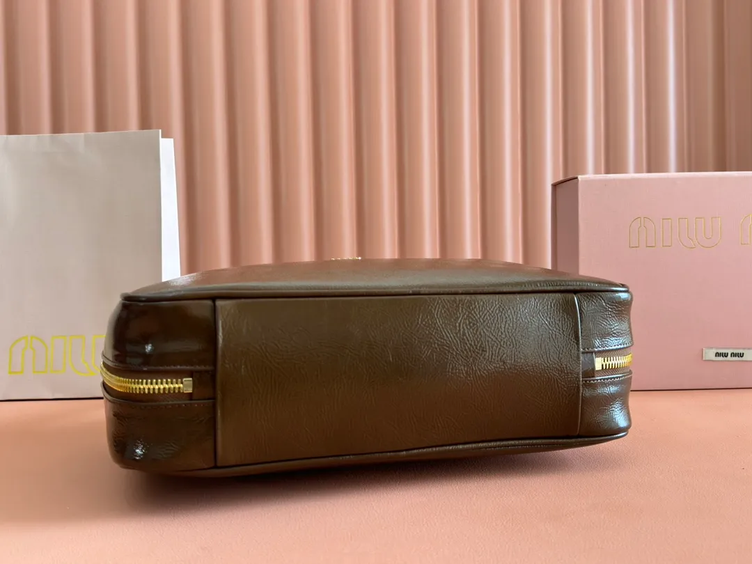 p1800 MIU new product [original leather with counter packaging] Beau cow leather second generation handbag/wrinkled patent leather [new version briefcase] 5bb117 This Beau handbag is made of soft and smooth cow leather, with exquisite details such as gold-plated hardware and accessories, and the embossed letter logo highlights the classic style. Size:W34×H23×D10cm