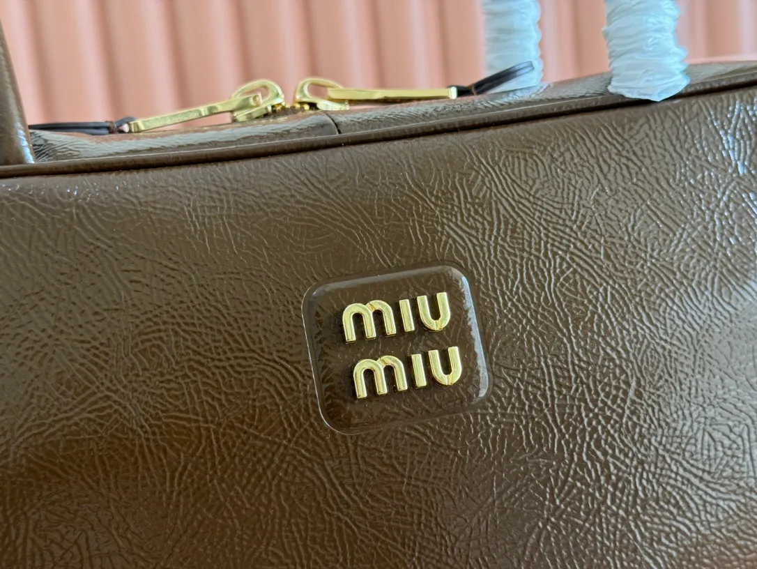 p1800 MIU new product [original leather with counter packaging] Beau cow leather second generation handbag/wrinkled patent leather [new version briefcase] 5bb117 This Beau handbag is made of soft and smooth cow leather, with exquisite details such as gold-plated hardware and accessories, and the embossed letter logo highlights the classic style. Size:W34×H23×D10cm