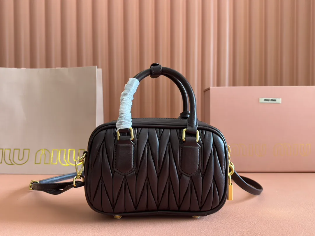 p1800💋💋💋 [Equipped with full set of counter packaging and premium hardware original leather] Arcadie Matelasse sheepskin small (19cm) bowling handbag/crossbody bag ~ Heather sheepskin This handbag uses Matelasse technology, and the three-dimensional texture and exquisite texture bring a new interpretation to the classic silhouette. The front letter logo cleverly echoes the metal hardware, and the exquisite workmanship is outstanding, highlighting a highly recognizable classic style. Dynamic and elegant lines with adjustable and detachable shoulder straps present a practical and versatile design with modern charm. ～Detachable and adjustable shoulder strap ～Zipper closure ～Lined with 2 patch pockets ～With foot studs Size: W19×H13×D6cm No.: 5BB123