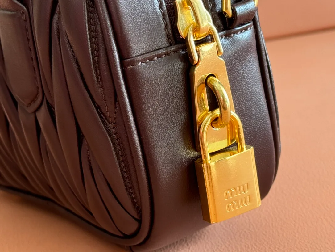 p1800💋💋💋 [Equipped with full set of counter packaging and premium hardware original leather] Arcadie Matelasse sheepskin small (19cm) bowling handbag/crossbody bag ~ Heather sheepskin This handbag uses Matelasse technology, and the three-dimensional texture and exquisite texture bring a new interpretation to the classic silhouette. The front letter logo cleverly echoes the metal hardware, and the exquisite workmanship is outstanding, highlighting a highly recognizable classic style. Dynamic and elegant lines with adjustable and detachable shoulder straps present a practical and versatile design with modern charm. ～Detachable and adjustable shoulder strap ～Zipper closure ～Lined with 2 patch pockets ～With foot studs Size: W19×H13×D6cm No.: 5BB123