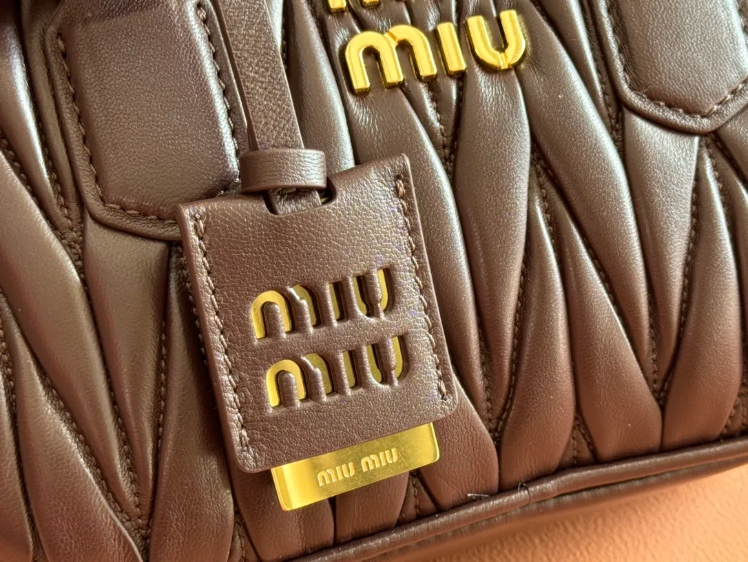 p1800💋💋💋 [Equipped with full set of counter packaging and premium hardware original leather] Arcadie Matelasse sheepskin small (19cm) bowling handbag/crossbody bag ~ Heather sheepskin This handbag uses Matelasse technology, and the three-dimensional texture and exquisite texture bring a new interpretation to the classic silhouette. The front letter logo cleverly echoes the metal hardware, and the exquisite workmanship is outstanding, highlighting a highly recognizable classic style. Dynamic and elegant lines with adjustable and detachable shoulder straps present a practical and versatile design with modern charm. ～Detachable and adjustable shoulder strap ～Zipper closure ～Lined with 2 patch pockets ～With foot studs Size: W19×H13×D6cm No.: 5BB123