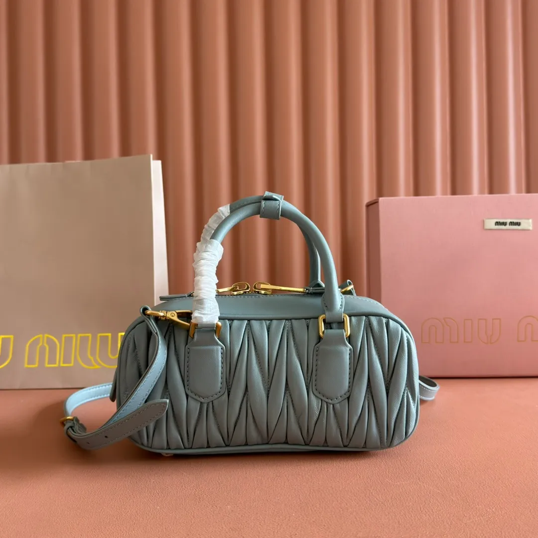 p1700💋💋💋【Configuring full counter package】MIU MIU Miu Miu pleated lambskin Miu Miu women's Arcadia cowhide handbag crossbody bag👝The lightweight padding design makes the handbag look fuller and shows a cosmopolitan style. The letter logo, which echoes the finish of the metal hardware, straddles the line between function and decoration, giving this handbag a unique aesthetic and classic feel. Size: 22✖️10.5✖️7.5cm Style number: 5bb142