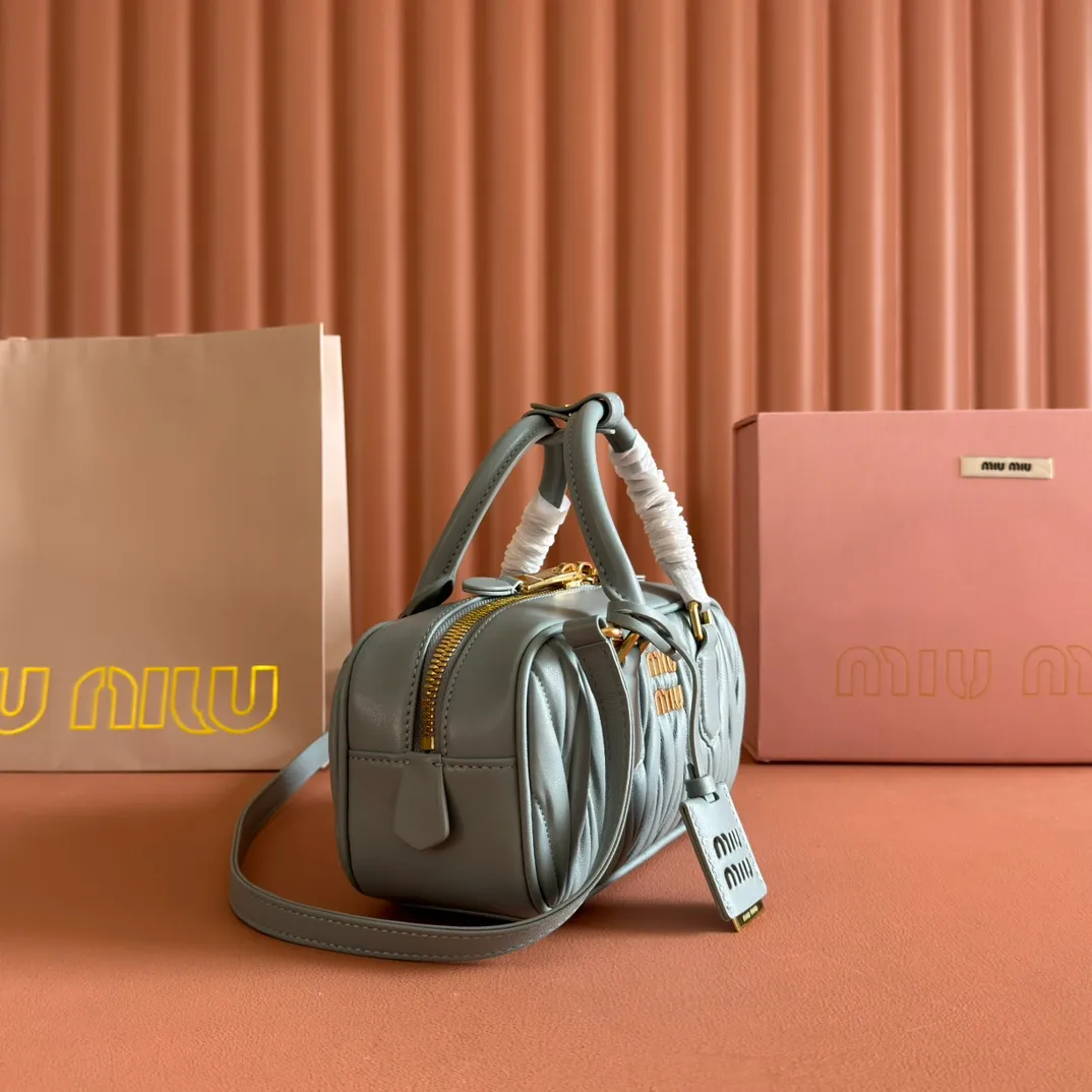 p1700💋💋💋【Configuring full counter package】MIU MIU Miu Miu pleated lambskin Miu Miu women's Arcadia cowhide handbag crossbody bag👝The lightweight padding design makes the handbag look fuller and shows a cosmopolitan style. The letter logo, which echoes the finish of the metal hardware, straddles the line between function and decoration, giving this handbag a unique aesthetic and classic feel. Size: 22✖️10.5✖️7.5cm Style number: 5bb142