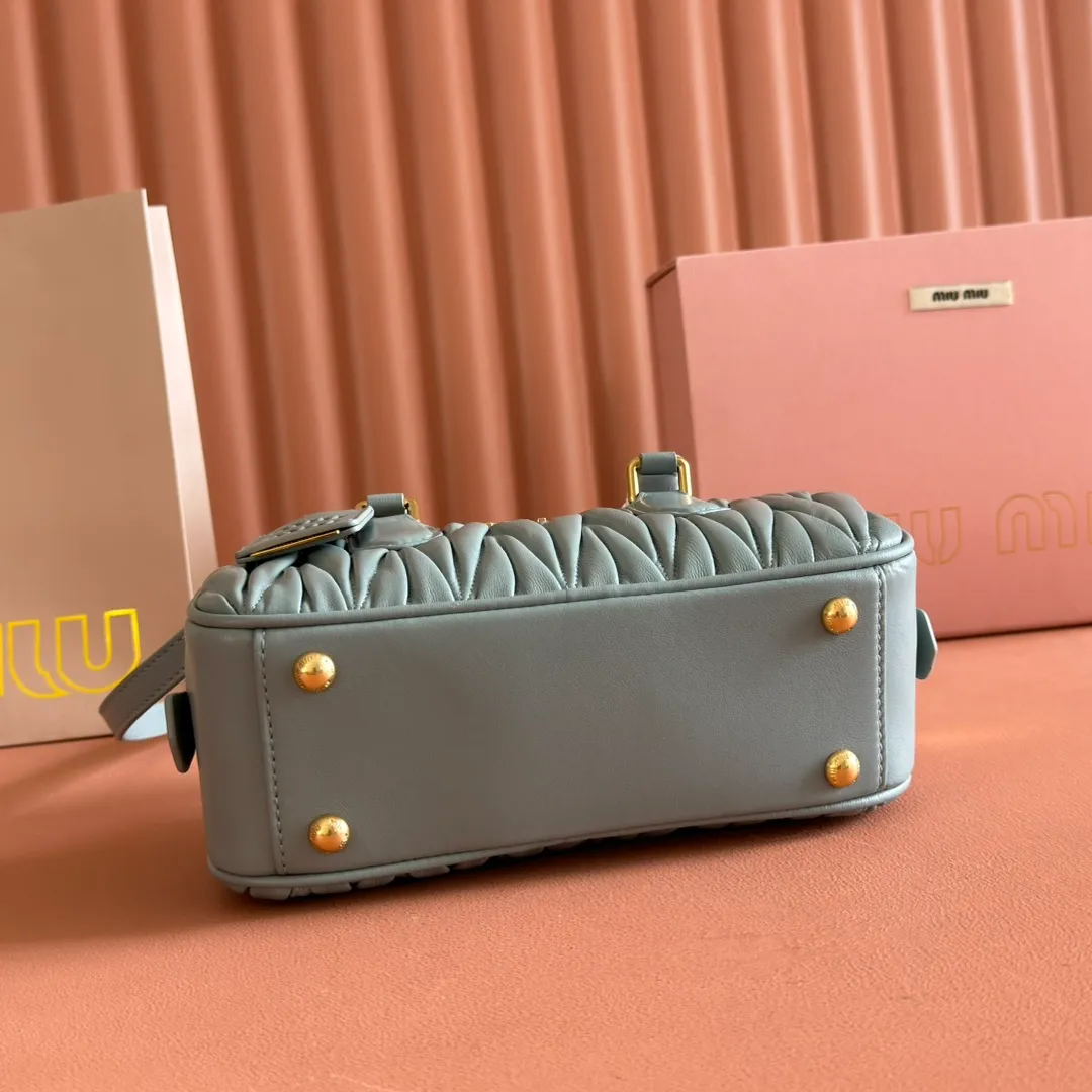 p1700💋💋💋【Configuring full counter package】MIU MIU Miu Miu pleated lambskin Miu Miu women's Arcadia cowhide handbag crossbody bag👝The lightweight padding design makes the handbag look fuller and shows a cosmopolitan style. The letter logo, which echoes the finish of the metal hardware, straddles the line between function and decoration, giving this handbag a unique aesthetic and classic feel. Size: 22✖️10.5✖️7.5cm Style number: 5bb142