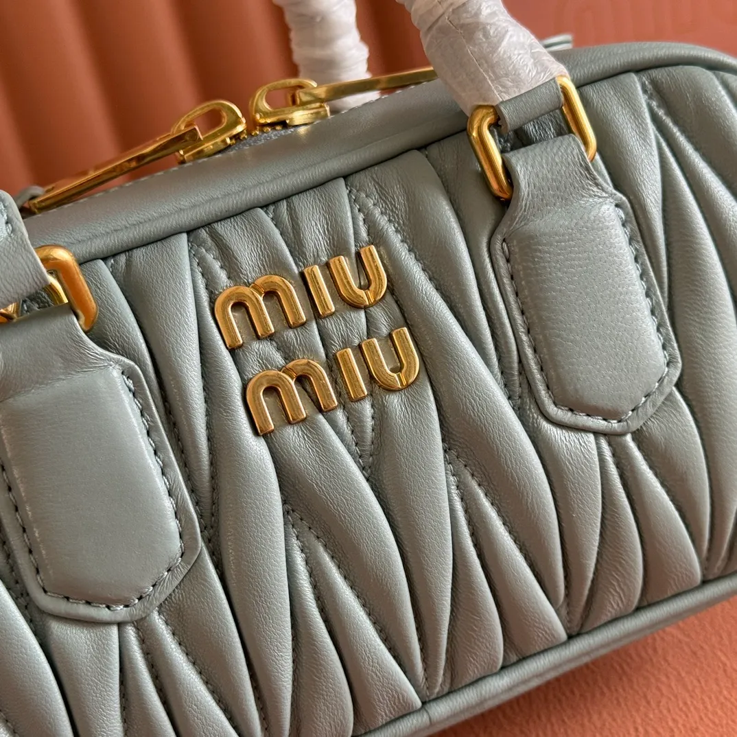 p1700💋💋💋【Configuring full counter package】MIU MIU Miu Miu pleated lambskin Miu Miu women's Arcadia cowhide handbag crossbody bag👝The lightweight padding design makes the handbag look fuller and shows a cosmopolitan style. The letter logo, which echoes the finish of the metal hardware, straddles the line between function and decoration, giving this handbag a unique aesthetic and classic feel. Size: 22✖️10.5✖️7.5cm Style number: 5bb142