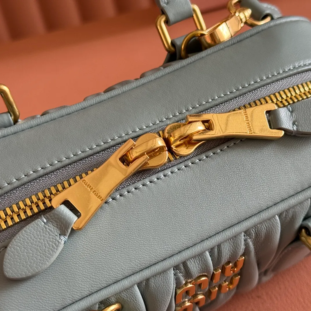 p1700💋💋💋【Configuring full counter package】MIU MIU Miu Miu pleated lambskin Miu Miu women's Arcadia cowhide handbag crossbody bag👝The lightweight padding design makes the handbag look fuller and shows a cosmopolitan style. The letter logo, which echoes the finish of the metal hardware, straddles the line between function and decoration, giving this handbag a unique aesthetic and classic feel. Size: 22✖️10.5✖️7.5cm Style number: 5bb142