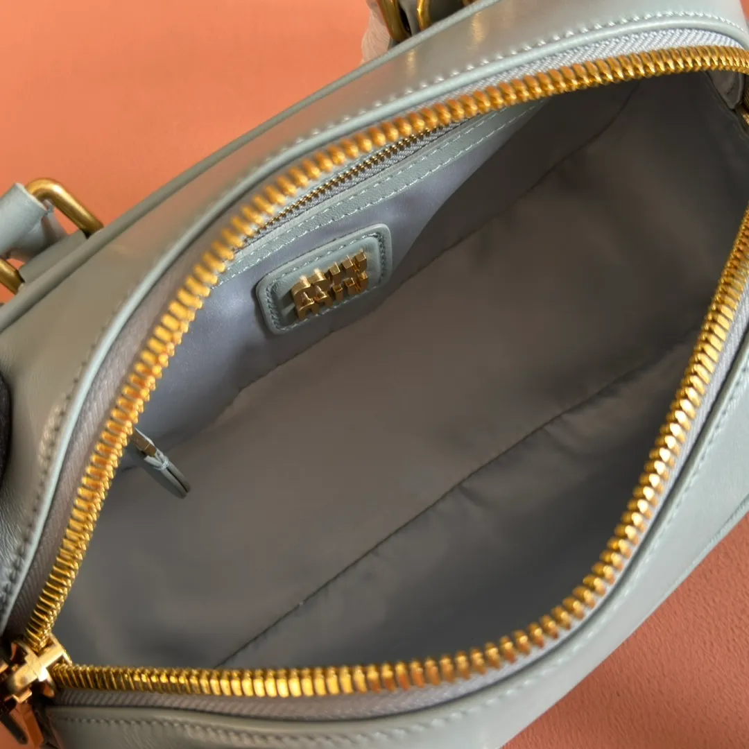 p1700💋💋💋【Configuring full counter package】MIU MIU Miu Miu pleated lambskin Miu Miu women's Arcadia cowhide handbag crossbody bag👝The lightweight padding design makes the handbag look fuller and shows a cosmopolitan style. The letter logo, which echoes the finish of the metal hardware, straddles the line between function and decoration, giving this handbag a unique aesthetic and classic feel. Size: 22✖️10.5✖️7.5cm Style number: 5bb142